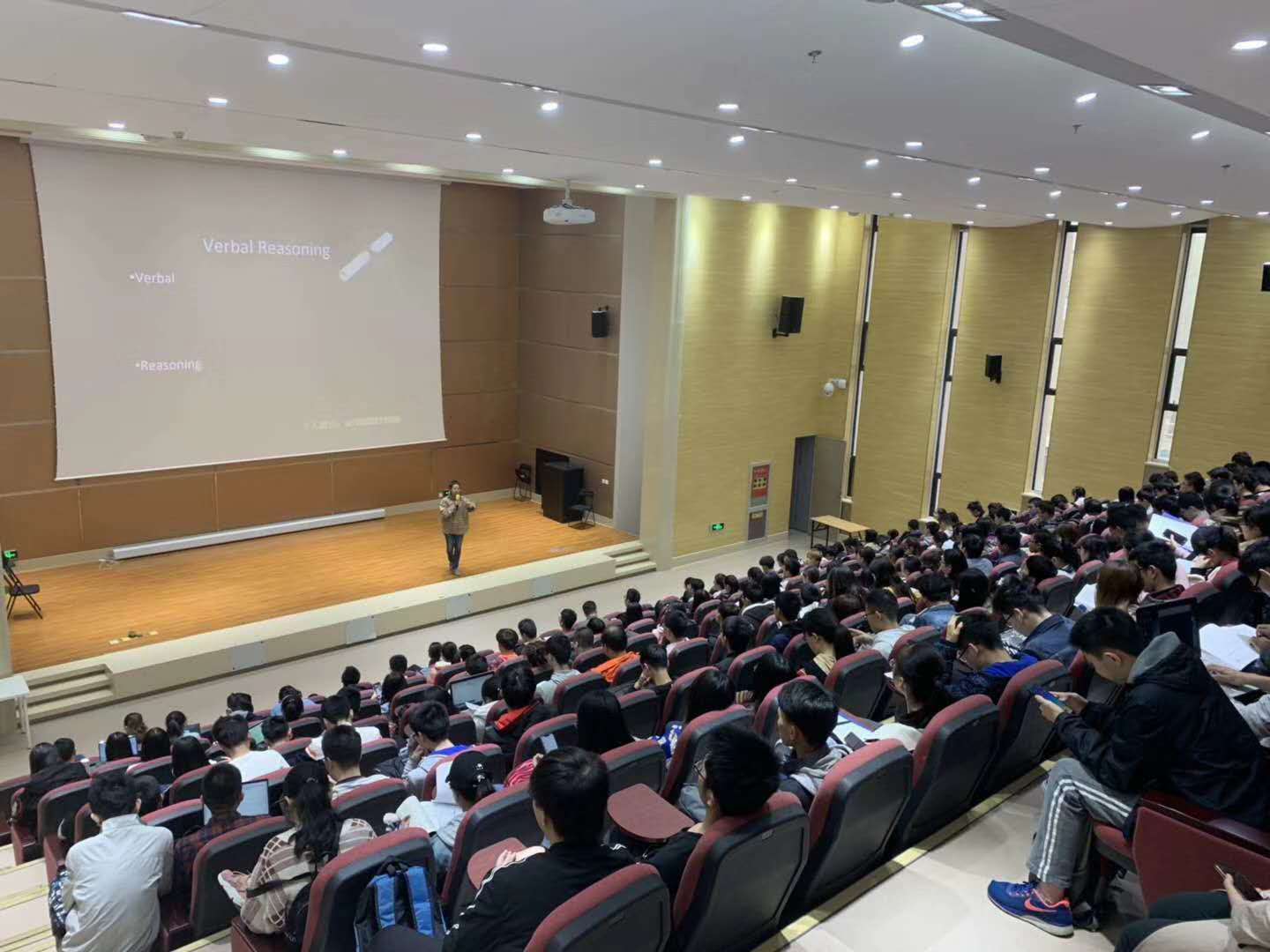 全国100多所大学演讲现场